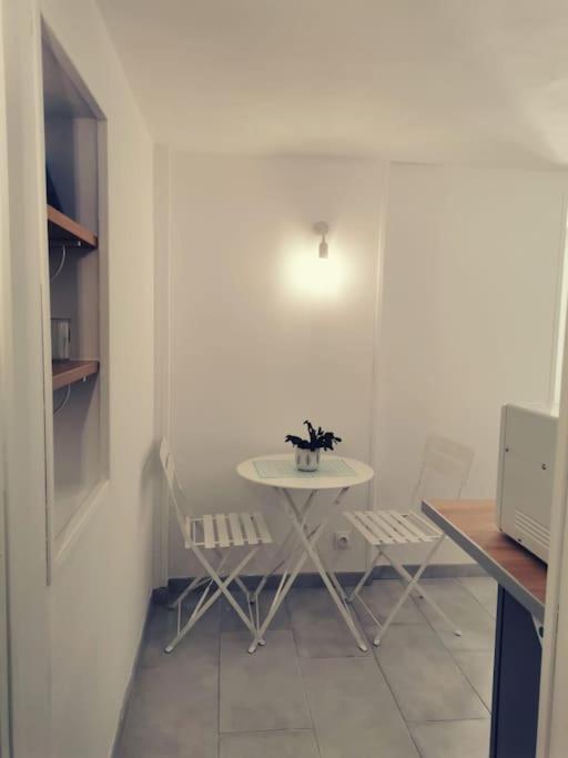 Ferienwohnung Belle Dependance De 30M2 Avec Terrasse Et Jardin Villeneuve-lès-Avignon Exterior foto